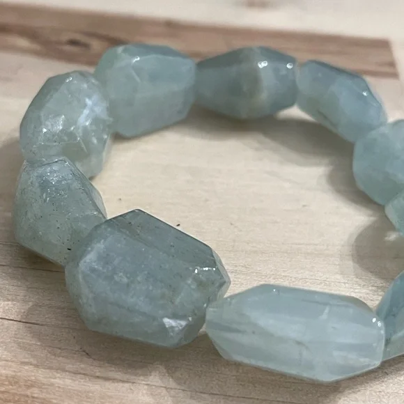 Aquamarine stone bracelet stretches - Picture 2 of 3